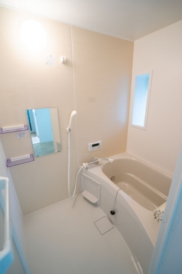 浴室　自動お湯張り機能・追い炊き機能つきのシステムバス。
ゆったり広々した浴槽のバスルームです！
