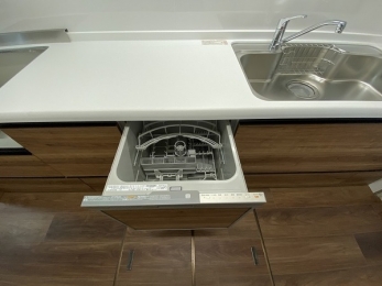 キッチン　食器洗浄機。
忙しい朝の時間に大活躍。うれしい設備ですね♪
