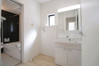 洗面台・洗面所　鏡の裏側は収納スペース。
歯ブラシや衛生用品などの毎日使うものをすっきりと収納することができるのできれいにお使いいただけます♪