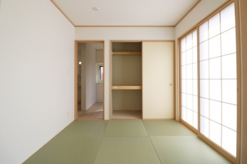 和室　リビング横には4.5帖の和室があります。
客間、子供部屋などにも使用できます。