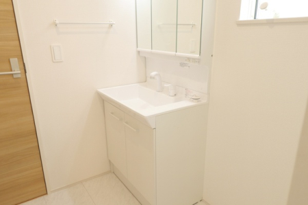 洗面台・洗面所 鏡の裏側は収納スペース。
歯ブラシや衛生用品などの毎日使うものをすっきりと収納することができるのできれいにお使いいただけます♪