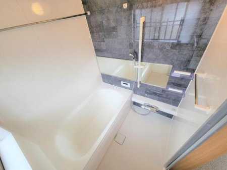 浴室 浴室はハウステック製の新品の１坪タイプのユニットバスに交換致しました。
浴槽には滑り止めの凹凸があり、床は濡れた状態でも滑りにくい加工がされている安心設計です。