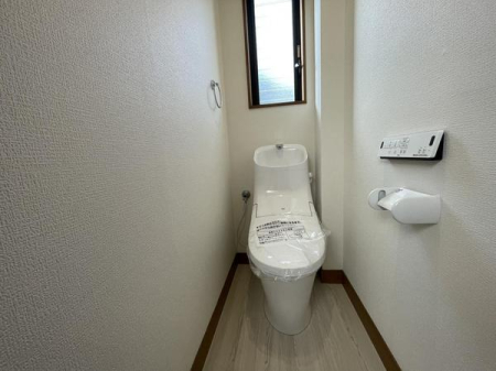 トイレ LIXIL製の温水洗浄機能つきトイレ。