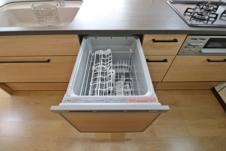 キッチン 食洗機内蔵型ですっきりコンパクト。
家事の時間を短縮できますね♪