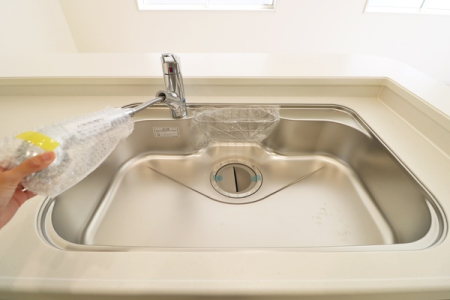 キッチン 大きな鍋などもラクラク洗えるワイドサイズ。
浄水器内蔵型シャワー水栓。
