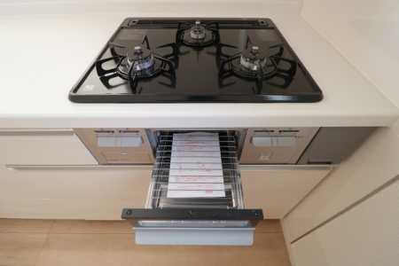 その他　機能的で美しいシステムキッチン。ゆとりのサイズ。
キッチンカウンター下には大容量の収納スペースを確保。
キッチンに立つことがますます快適になります。