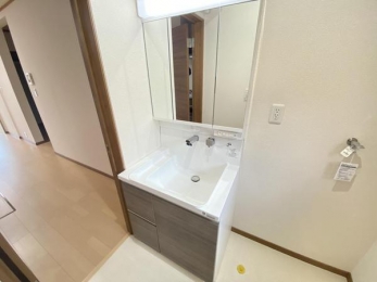 洗面台・洗面所　3面鏡の洗面化粧台です♪
鏡を開けると収納になっている為、洗面台がすっきりします。