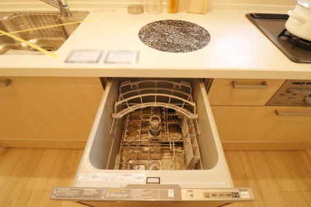 キッチン 食器洗浄乾燥機付き！
家事の時間を短縮できますね♪
