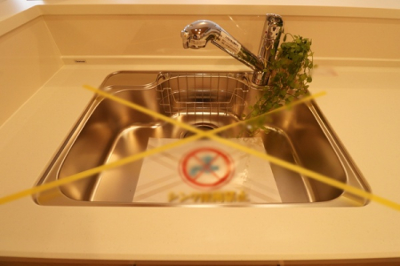 キッチン 広々としたシンク。
シャワーノズル付きで、大きな調理器具も楽に洗えます！
浄水器内蔵です。