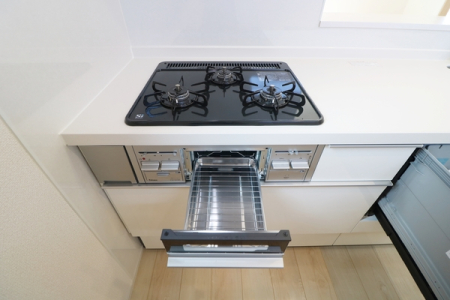 その他　機能的で美しいシステムキッチン。ゆとりのサイズ。
キッチンカウンター下には大容量の収納スペースを確保。
キッチンに立つことがますます快適になります。