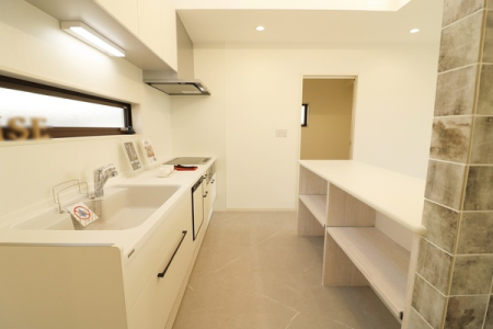 キッチン カウンターキッチンの天板スペースが広く使えます。
収納スペースが豊富です。