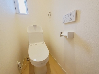 トイレ　1階新品の温水洗浄暖房トイレ
