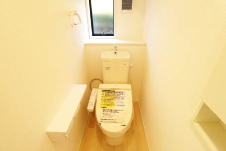 トイレ 1，2階にトイレあり。
ウォシュレット機能・暖房便座付き♪
毎日の生活をより快適にしてくれます！
